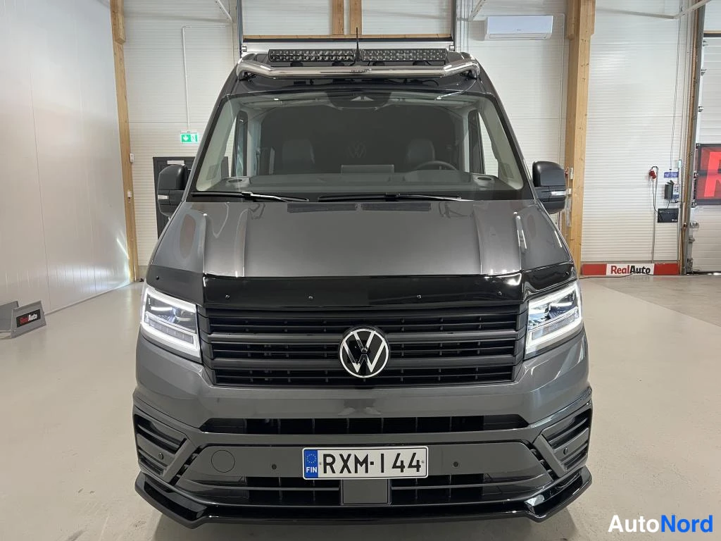 Edestä: Volkswagen Crafter -pakettiauton suora etukuva, joka näyttää keulaa, VW-merkillä varustettua etusäleikköä ja rekisterikilpeä.