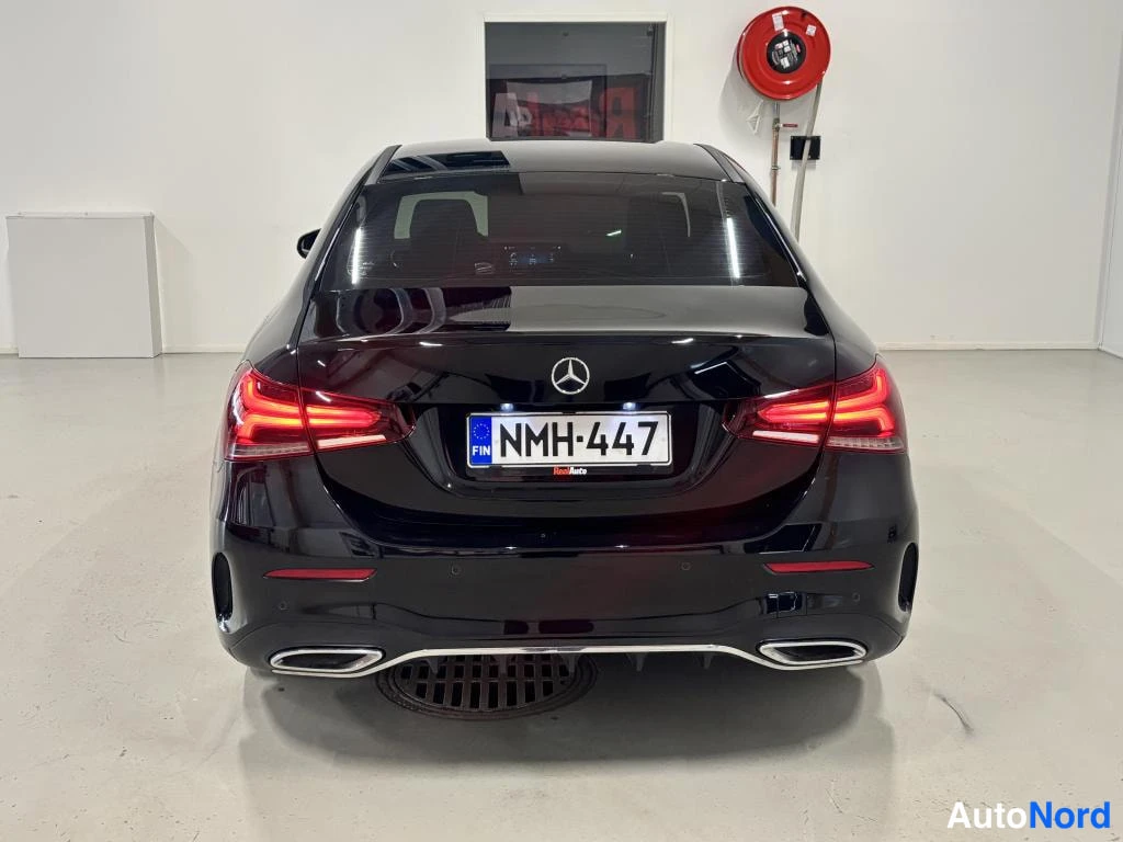 Takaa: Mustan Mercedes-Benz A -sedanin takanäkymä, rekisterikilpi