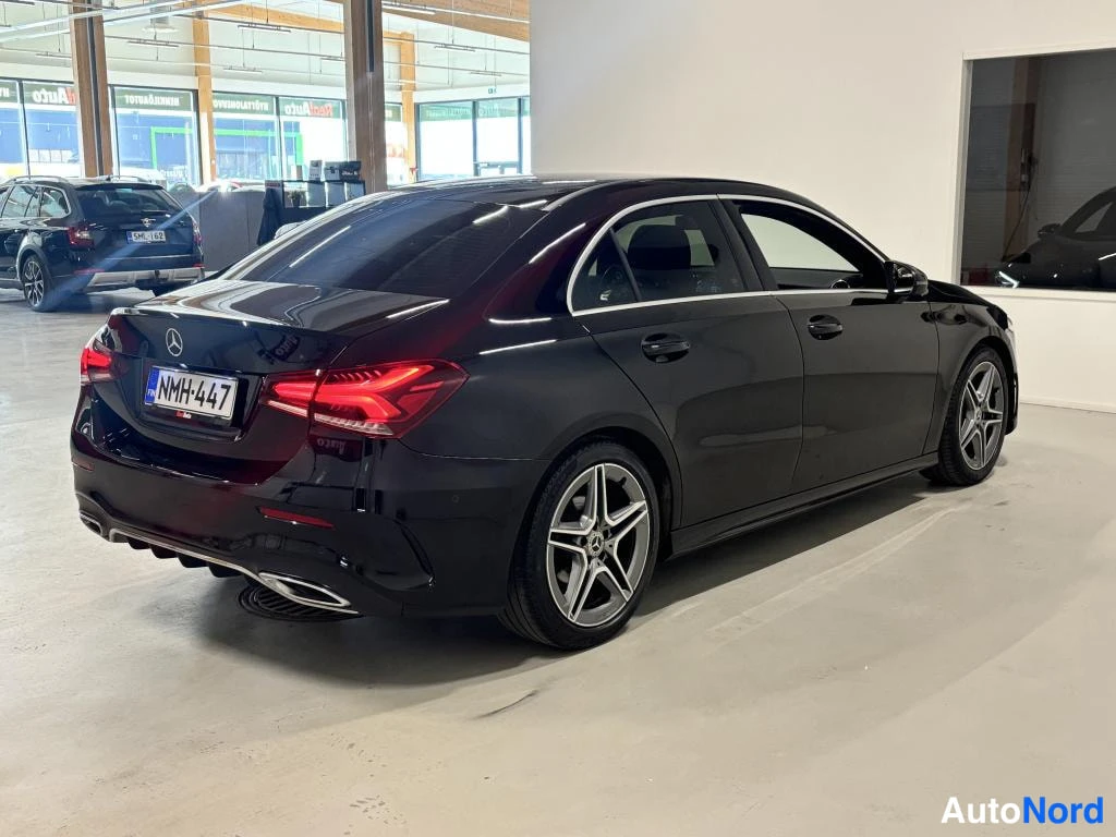 Takaviisto: Mustan Mercedes-Benz A -sedanin takakulmanäkymä sisätiloissa