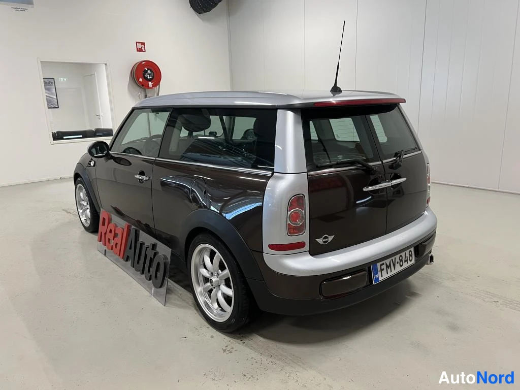 Takaviisto: Ruskean Mini Clubmanin takakulmanäyttö, rekisterikilpi ja hopeiset takaovet.