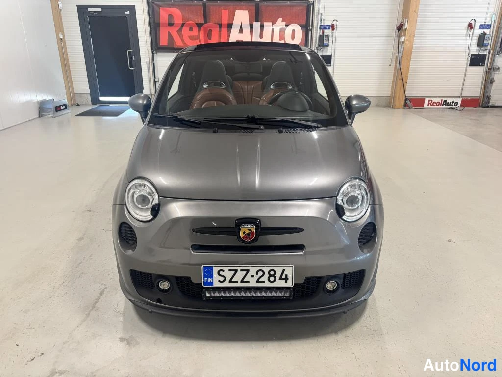 Edestä: Suora etunäkymä harmaasta Fiat 500 Abarthista sisätilassa, rekisteri.