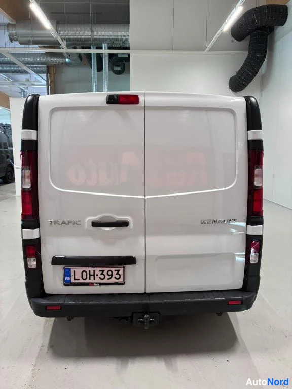 Takaa: Valkoisen pakettiauton takaosa; peräluukussa tekstit TRAFFIC ja RENAULT, rekisterikilpi L OH-393.