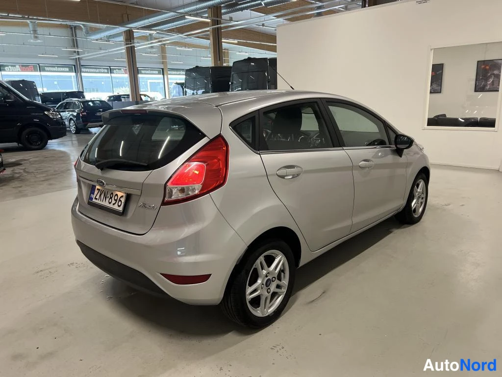 Takaviisto: Ford Fiesta -auton takakulma kuvattuna sisätiloissa, rekisterikilpi, hopeanvärinen korirakennne