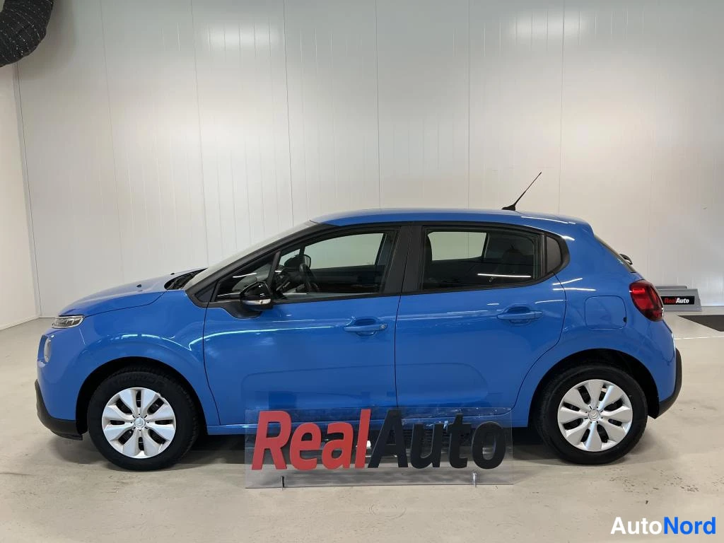 Sivulta: Sininen Citroën C3 sivulta sisätiloissa.