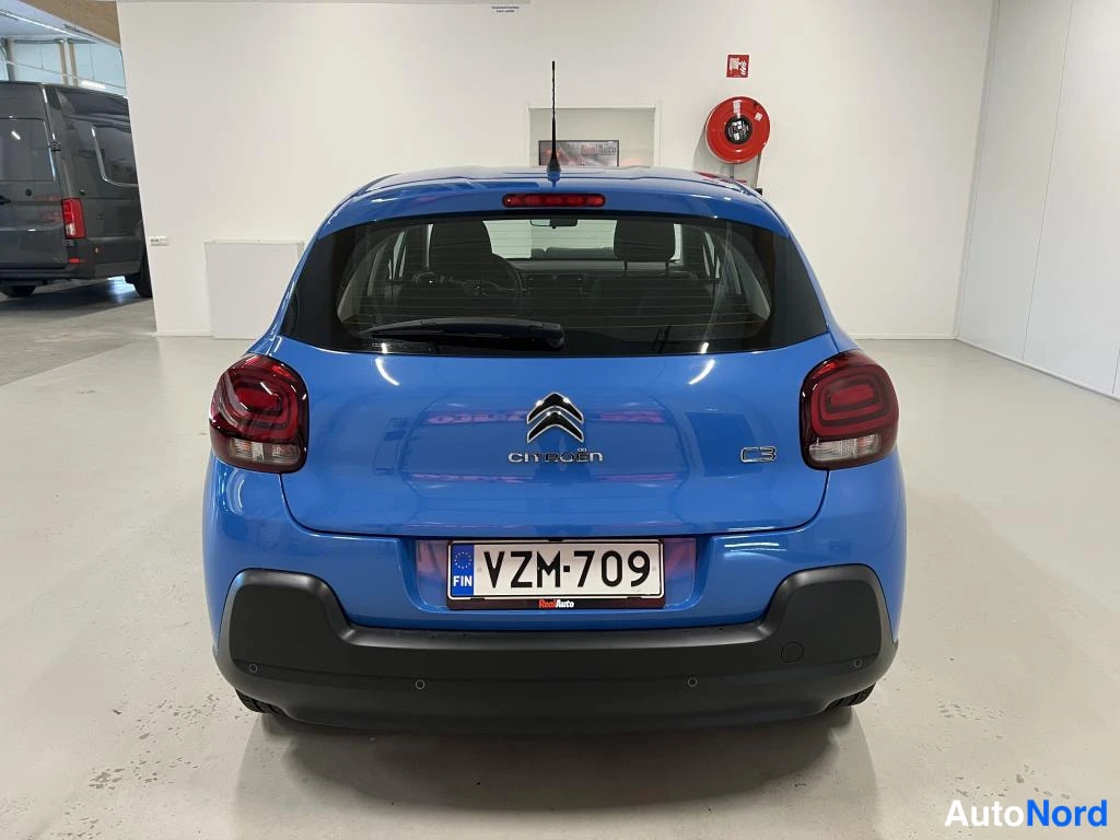 Takaa: Sininen Citroën C3 takaapäin, rekisterikilpi.
