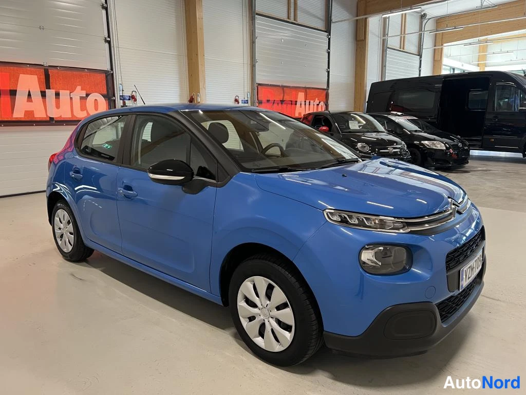 Etuviisto, nokka oikealle: Citroën C3, sininen, etukulmanäkyva