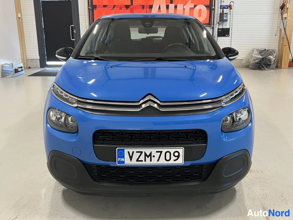 Edestä: Citroën C3, sininen, suora etänäkymä