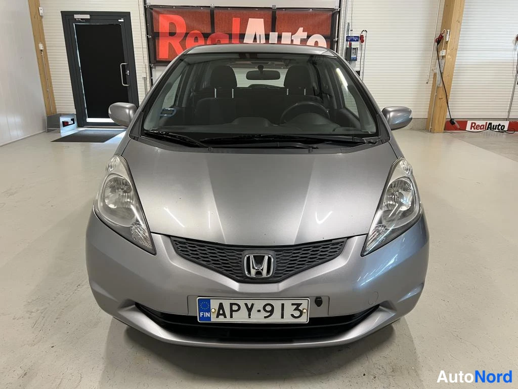 Edestä: Honda Jazzin etupää edestäpäin sisätiloissa, rekisteritunnus.