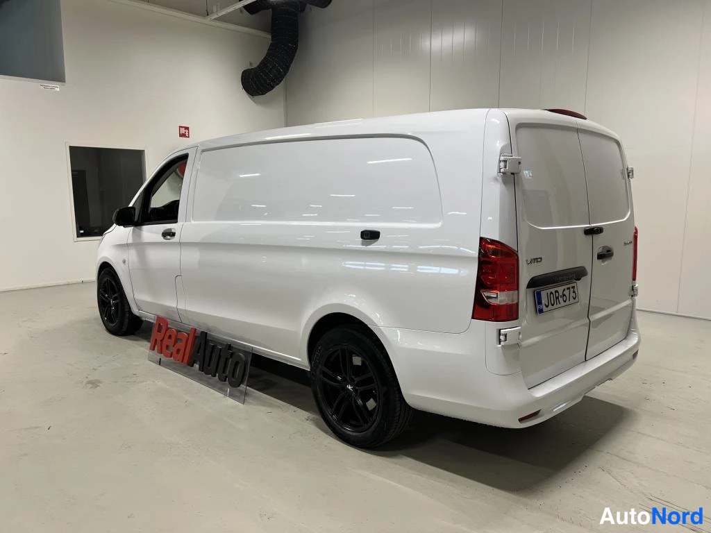 Takaviisto: Mercedes-Benz Vito -pakettiauto valkoisena takakulmasta sisätiloissa, rekisterikilpi ja mustat vanteet.