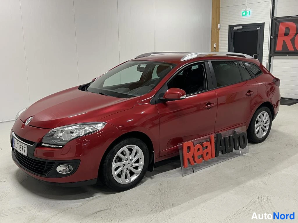 Etuviisto, nokka vasemmalle: Punainen Renault Mégane -farmari etualakulmasta vasemmalta