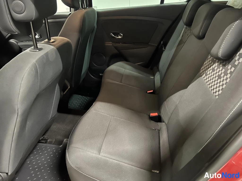 Yksityiskohta: Takapenkin kuvakulma tummista kangasistuimista, kuvion sisäpinnalla ja paneeliin merkitty ISOFIX