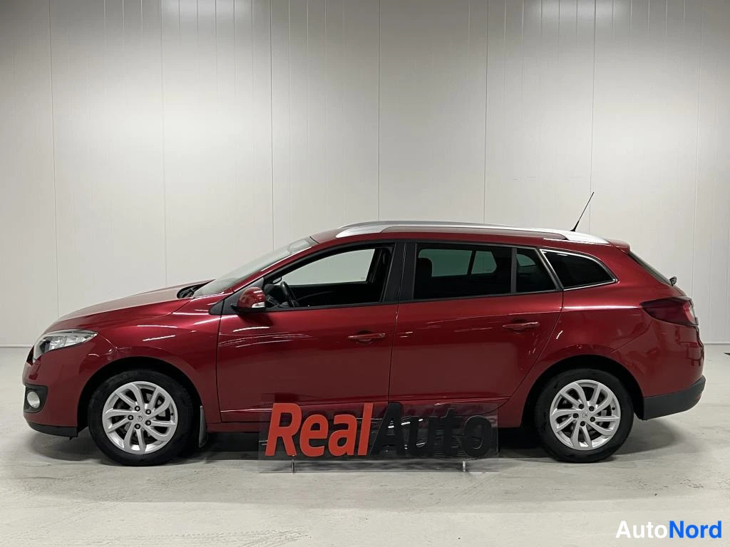 Sivulta: Punainen Renault Mégane -farmari sivusta