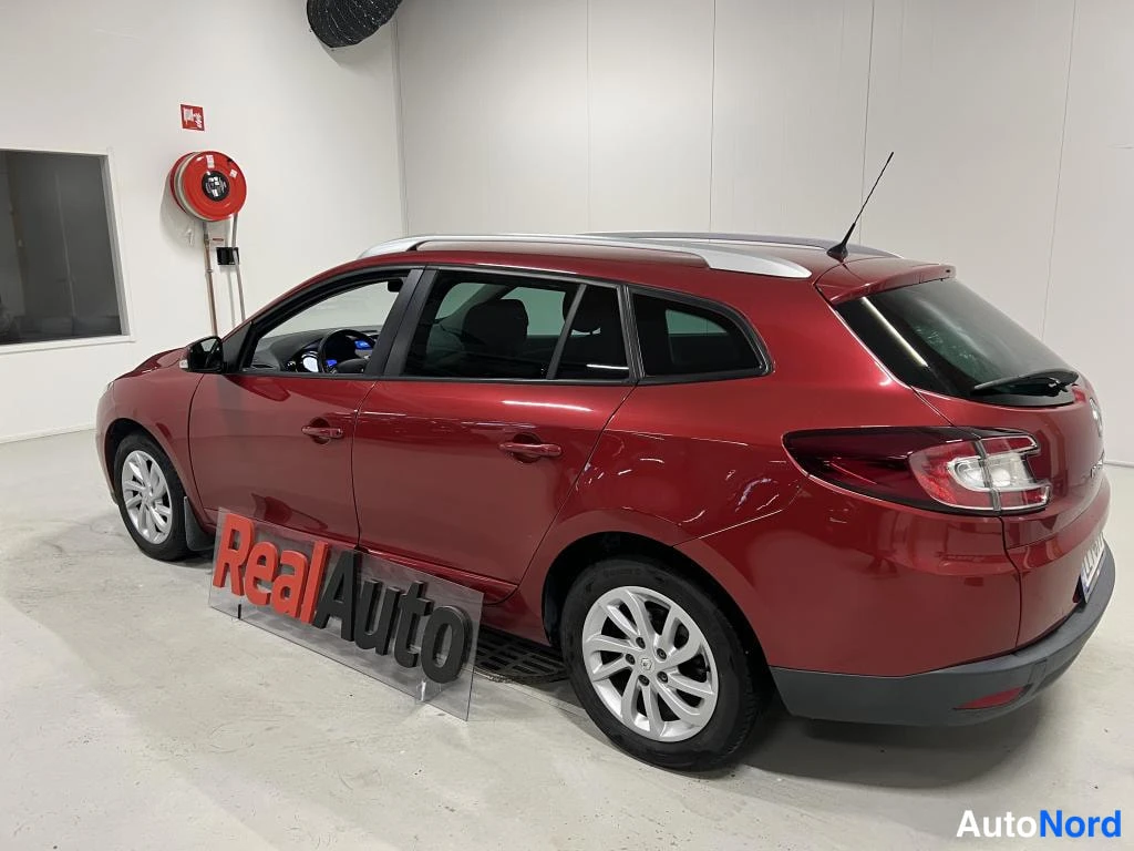 Takaviisto: Punainen Renault Mégane -farmari takaolakulmasta