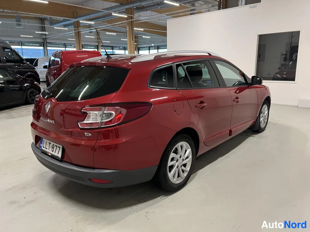 Takaviisto: Punaisen Renault Meganen takaosan sivukulma; rekisteritunnus, MEGANE- ja TCe-tekstit näkyvät.