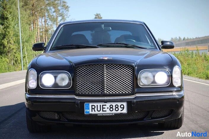 Edestä: Mustan auton suora etunäkymä suurine etusäleineen