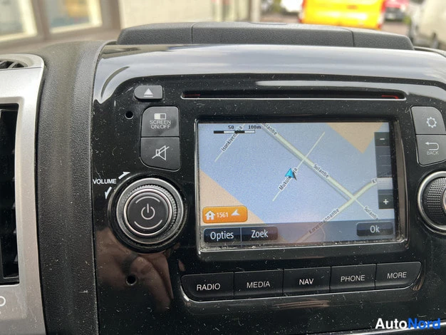 Muu: Infotainment-näyttö näyttää navigaation karttaa alareunan valikoilla Opties, Zoek ja Ok.