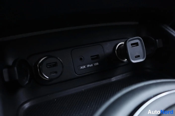 Muu: Kesäkäyttöpaneeli AUX- ja USB-liitännöillä sekä tupakansytytinpistokkeissa kaksi USB-sovitinta.