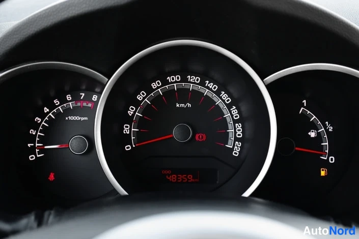 Yksityiskohta: Mittaristön lähikuva: nopeusmittari asteikolla 0–250 km/h, kierroinmittari 0–8 x1000rpm, polttoainemittari ja matkamittari näyttää 48359 km.