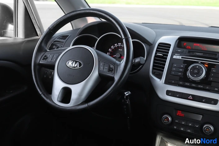 Muu: Kia-merkkisen auton ohjauspyörä, mittaristo ja keskiöönossa oleva radio- ja ilmastointipaneeli.
