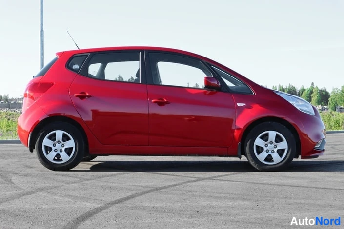 Sivulta: Punainen Kia Venga -henkilöauto sivusta.