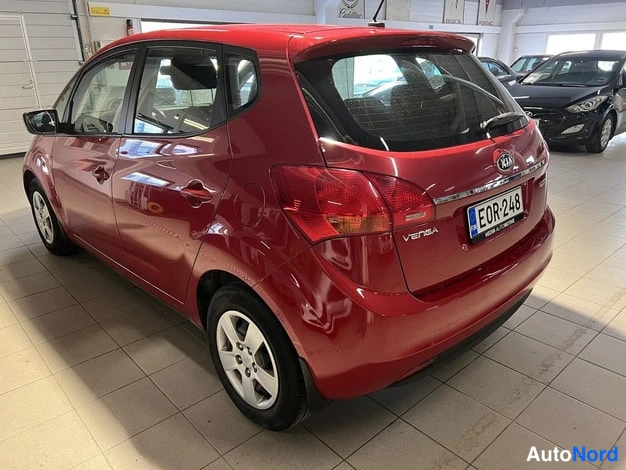 Takaviisto: Punaisen Kia Vengan takakulmanäkymä autotallissa, Venga-teksti ja rekisterikilpi näkyvissä.