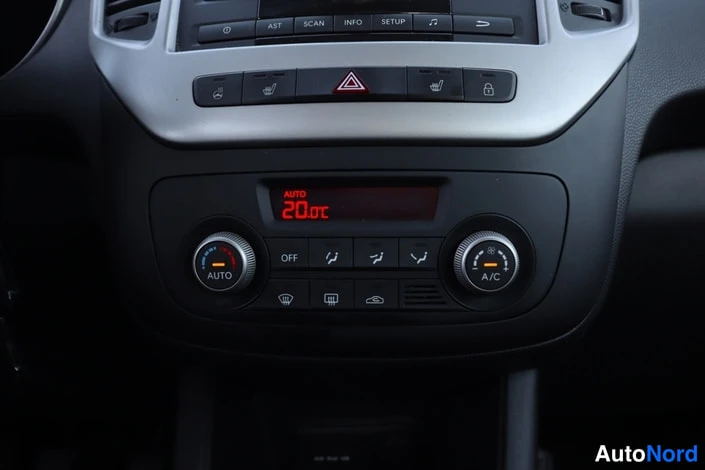 Yksityiskohta: Keskiöconsole automaattinen ilmastointi (AUTO) näkyy nopeasti – näppäimet ja a/c-merkki selvästi näkyvissä.