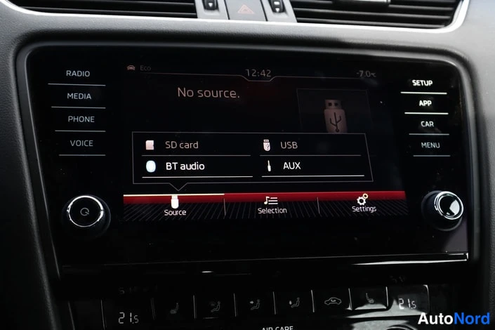 Yksityiskohta: Auton radion näyttö valikkoineen: SD card, USB, BT audio ja AUX vaihtoehtoina.