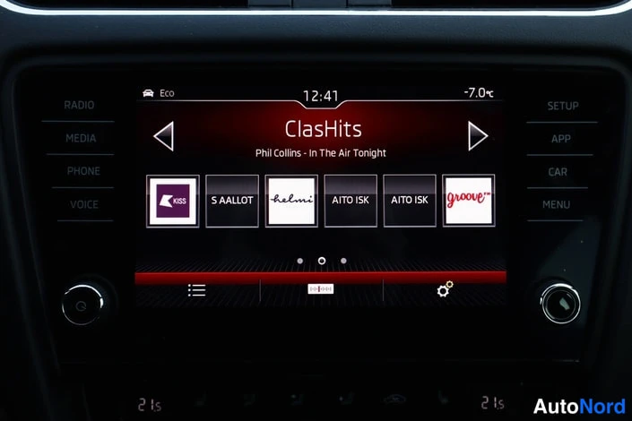 Yksityiskohta: Auton näyttö toistaa radiokanavaa ClasHits ja kappaletta 'In The Air Tonight' Phil Collinsilta.
