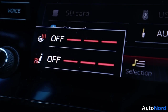 Yksityiskohta: Infotainment-näytön lähikuva, jossa näkyvät SD card-, AUX- ja VOICE-valikot sekä kaksi OFF-merkintää lämmitystoiminnoille.