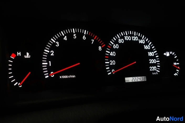 Muu: Auton mittaristo pimeässä: kierrosmittari 0-8 x1000 r/min, nopeusmittari 0-220 km/h ja matkamittari 222438 km.