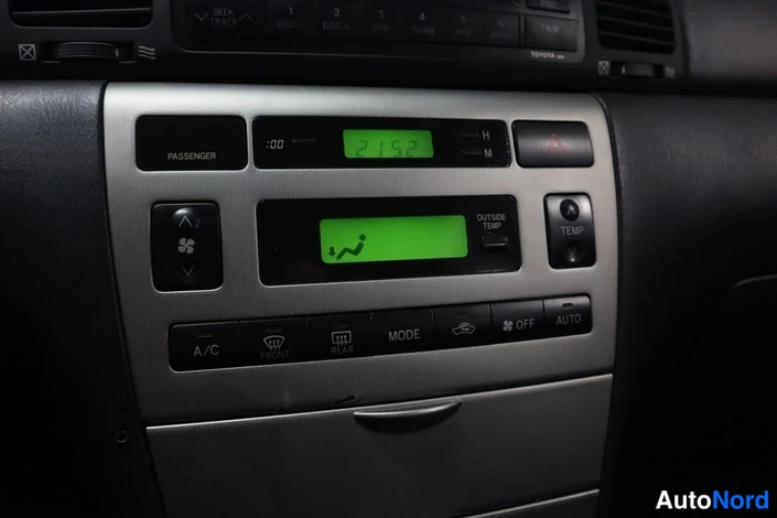 Muu: Keskikonsolin ilmastointipaneeli: A/C-, FRONT- ja REAR-näppäimet, OUTSIDE TEMP ja AUTO-toiminnot, vihreät näytöt näyttävät 2 15 2 ja 0.0.