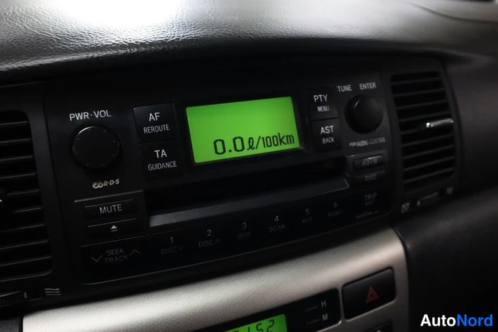 Muu: Toyota-merkkisen radion lähikuva: CD-RDS -yksikkö, näytössä '0.0l/100km', PWR-VOL- ja MUTE-napit, numeronäppäimet 1-6.