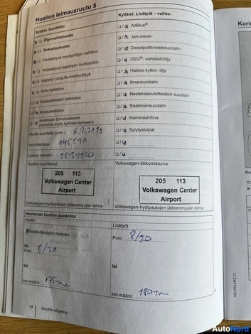 Asiakirja: Huoltokirjan sivu otsikolla 'Huollon leimasurutu 5', leimat tekstillä '205 113 Volkswagen Center Airport' ja käsin kirjoitettuja merkintöjä.