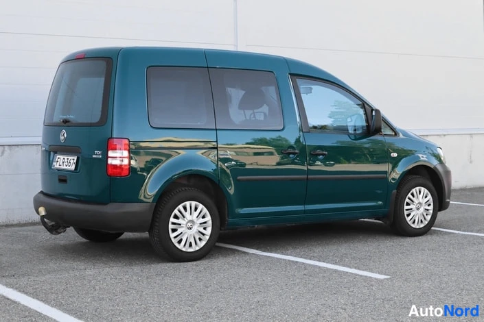 Takaviisto: Volkswagen Caddy -pakettiauto sinivihreänä takaa sivusta nähtynä