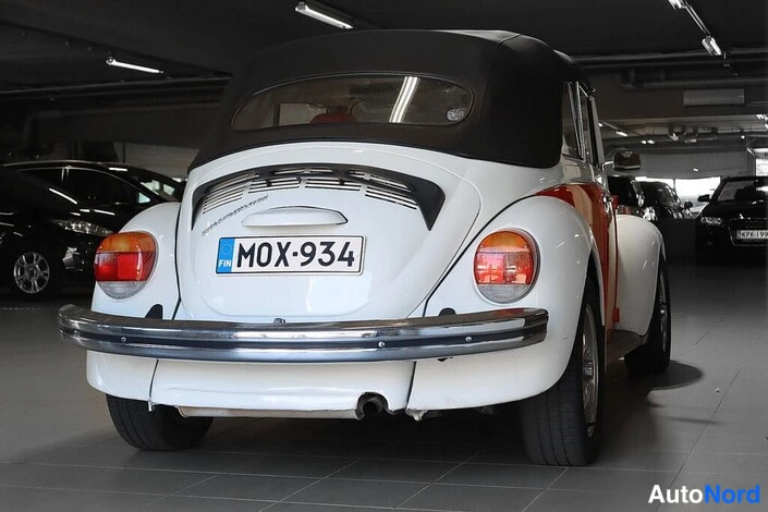 Takaa: Volkswagen Kuplan takaosa suoraan takaa, valkoinen perä, musta kangaskatto, rekisterikilpi, kromipuskari.