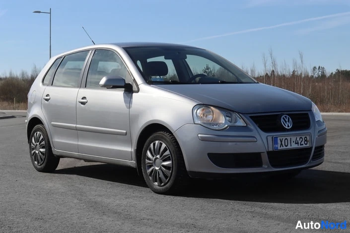 Etuviisto, nokka oikealle: Hopeanharmaa Volkswagen Polo etuviistosta oikealta, rekisterikilpi X01-428