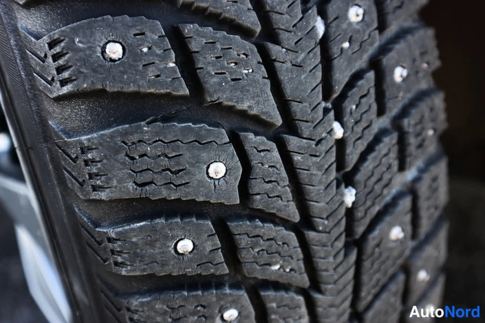 Yksityiskohta: Nastarenkaan kulutuspinta lähikuvassa.