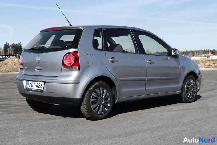 Takaviisto: Hopeanharmaa Volkswagen Polo takaaviistosta vasemmalta, rekisterikilpi X01-428