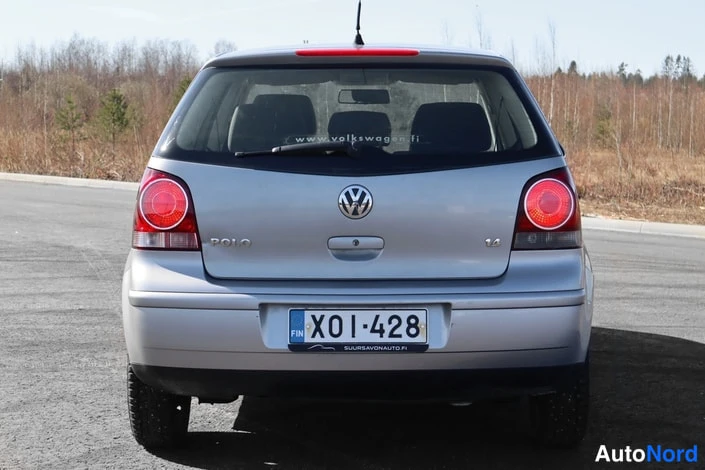 Takaa: Hopeanharmaa Volkswagen Polo suoraan takaa, rekisterikilpi X01-428, POLo- ja 1.4-tekstit takaluukussa