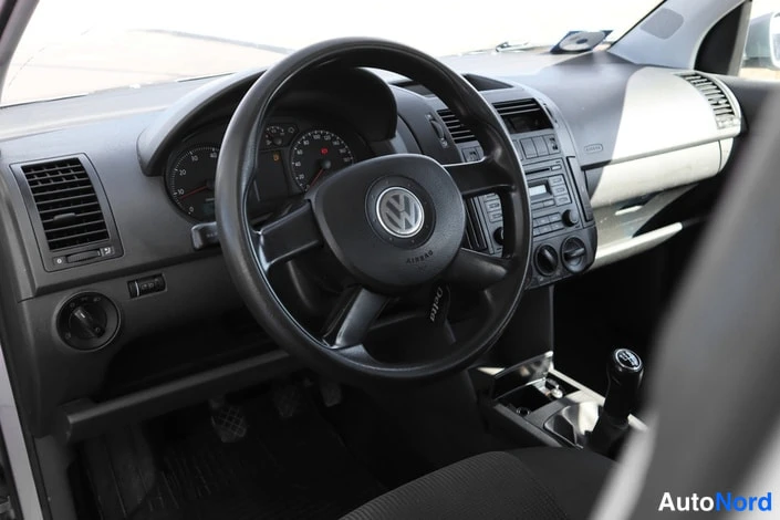 Muu: Volkswagen-merkitty ohjauspyörä, kojelaudan mittarit ja keskikonsolin manuaalivaihteenvalitsin.