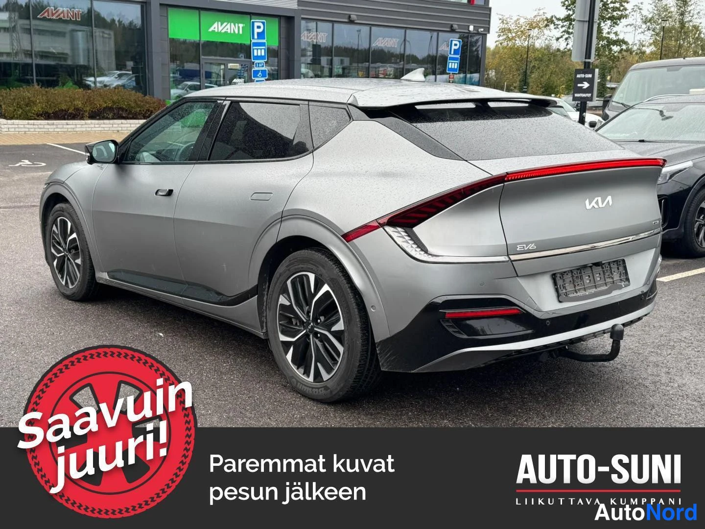Takaviisto: Kia EV6:n takaosa ja kylki takaa oikealta, takavalot ja EV6-merkintä näkyvät.