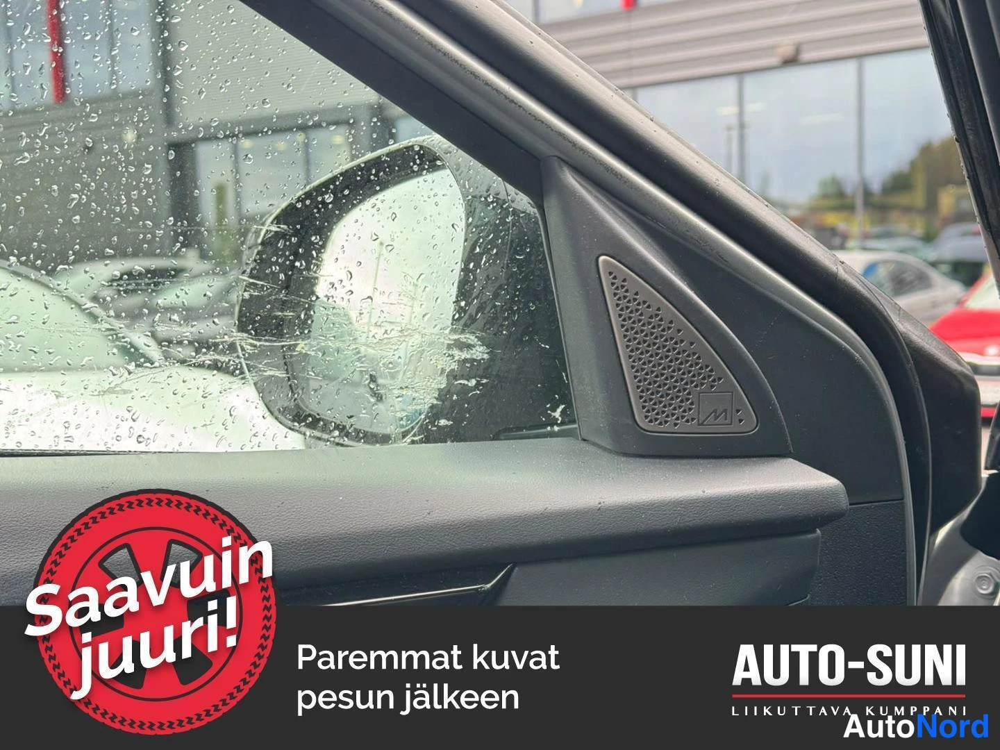 Etuviisto, nokka oikealle: Mercedes-AMG-merkitty A-pilarin kaiutinritilä sateessa kastuneen sivuikkunan takana.