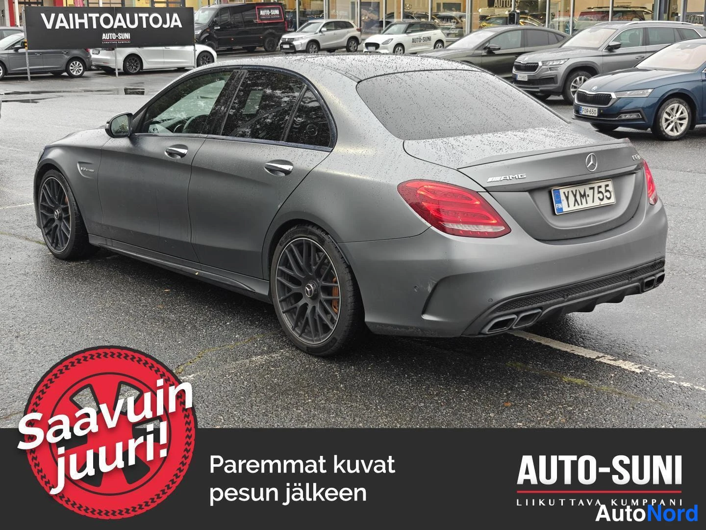 Takaviisto: Auton takkolmasonäkymä; matta harmaa sedan, AMG-merkki takaluukissa, neljä pakoputkea, rekisteri.