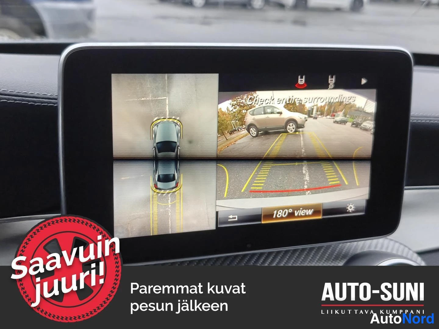 Muu: Kojetaulun näyttö, joka näyttää 180 asteen ympäristökamerakuvan: auto ylhäältäpäin ja peruutuskameran kuva, jossa toinen auto edessä.
