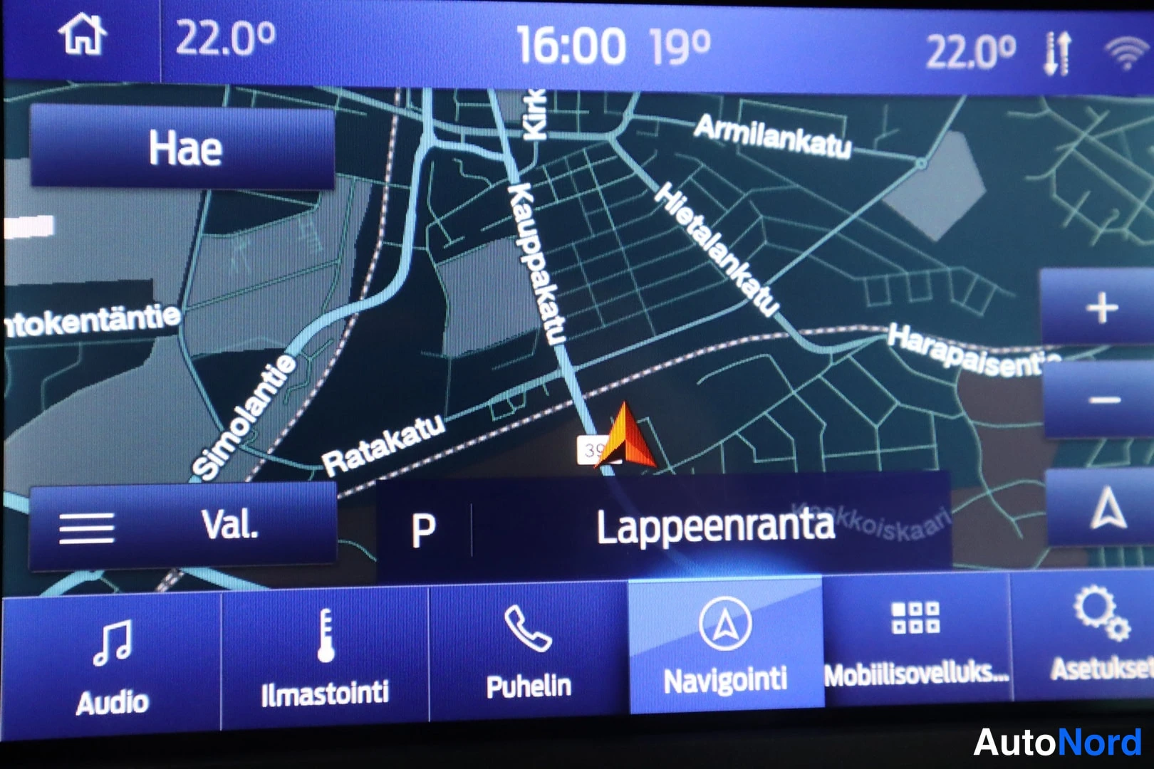 Muu: Auton navigointinäyttö näyttää Lappeenrannan karttaa katu- ja painikeniteksteineen, Navigointi-valikko korostettuna.