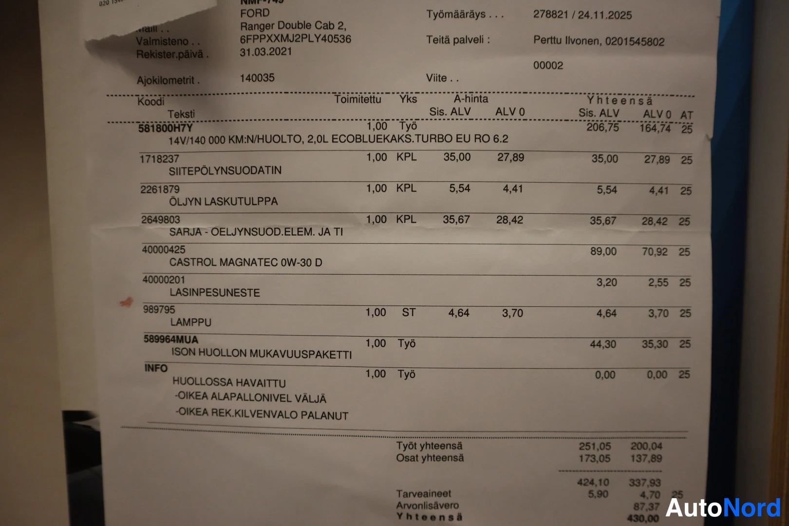 Yksityiskohta: Suomi­kielinen huoltolasku, jossa huoltokohdat: ilmansuodatin, öljynsuodatin, öljy ja lisähuolto. Yhteensä 430,00 euroa.