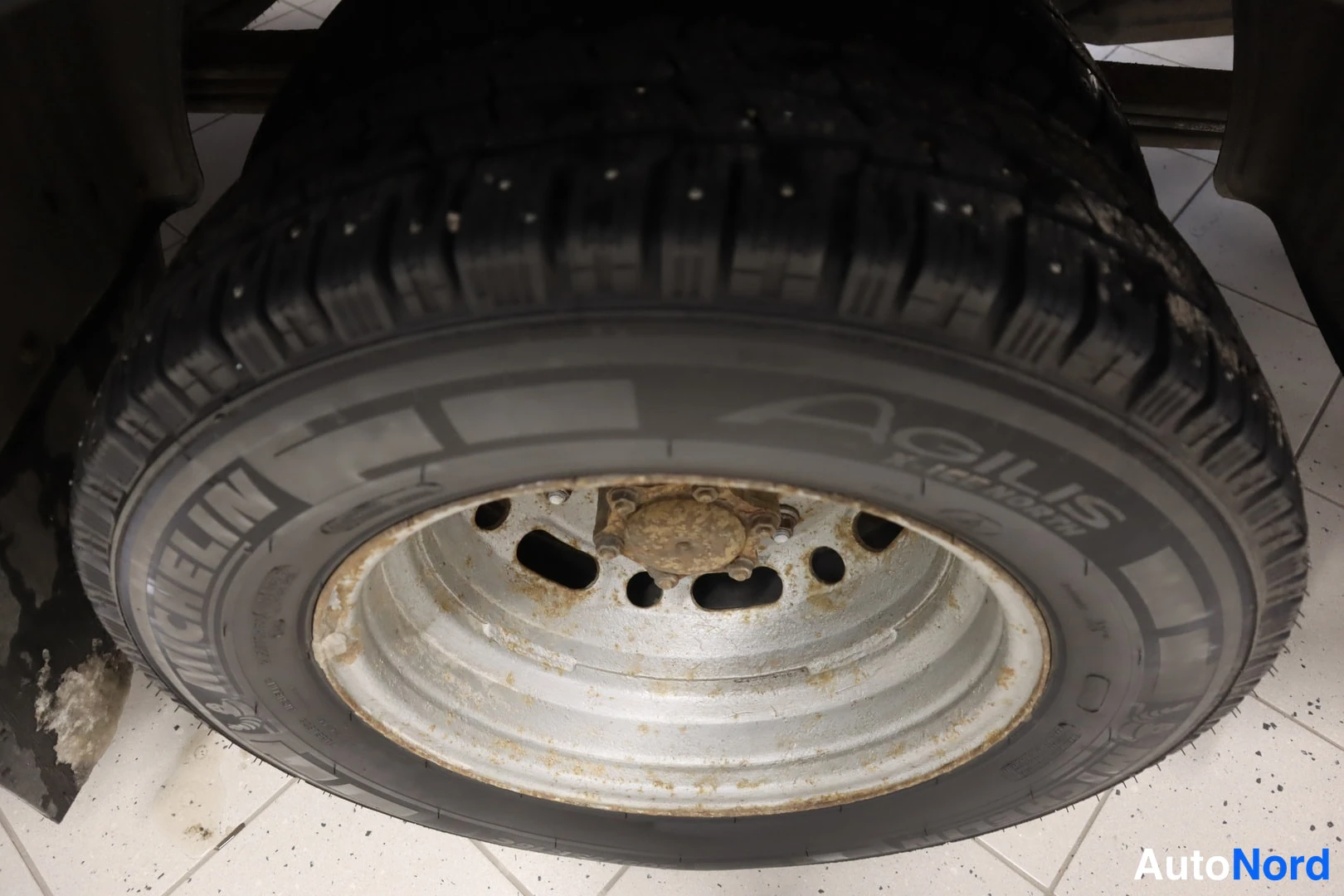Muu: Sivulta kuvattu Michelin Agilis -kesärenas vannekiekkolla, jossa ruostepintaa