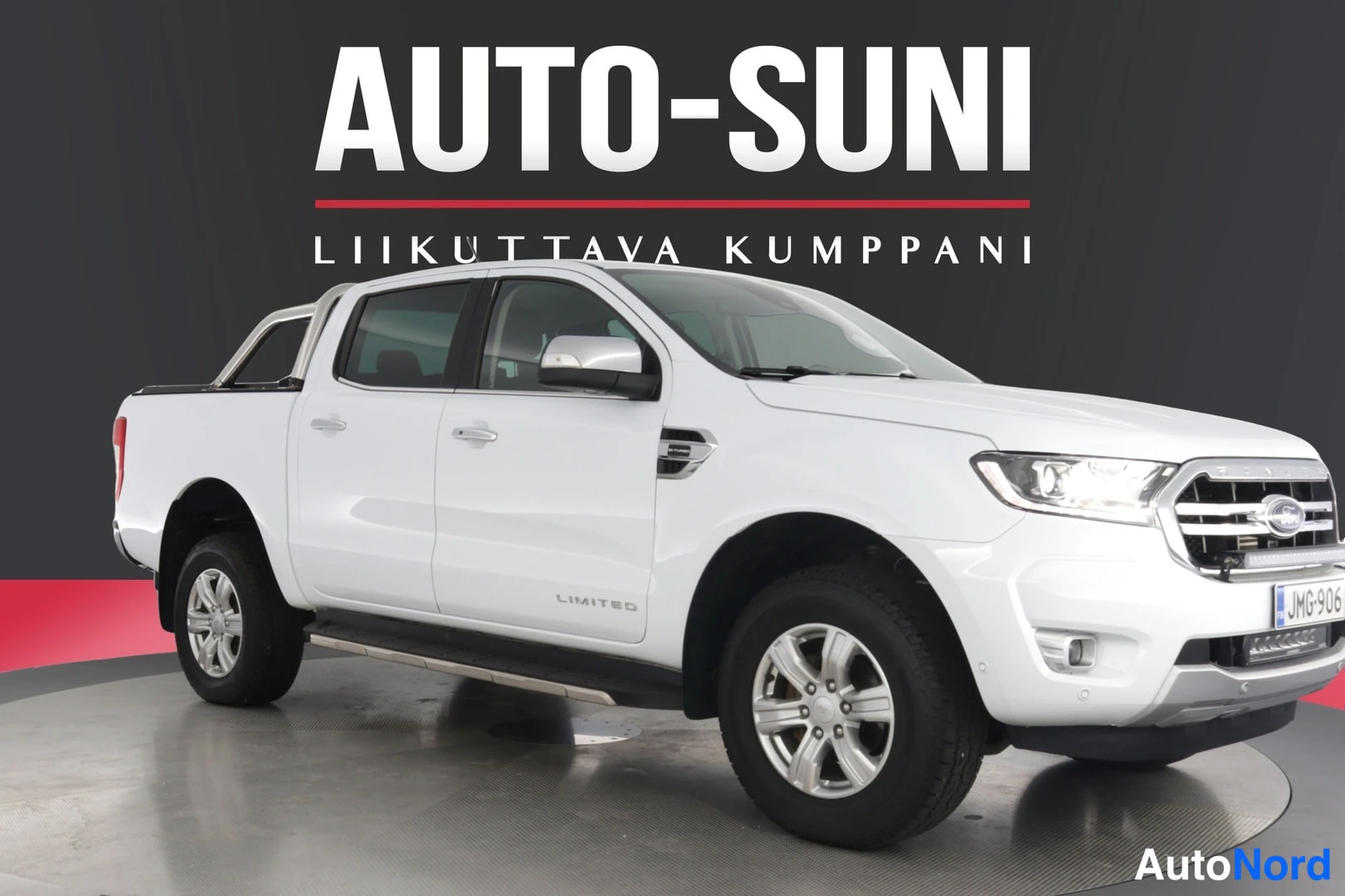 Etuviisto, nokka oikealle: Valkoinen Ford Ranger -mallinen avolava-auto kulmassa etusivu vasemmalta kuvattuna