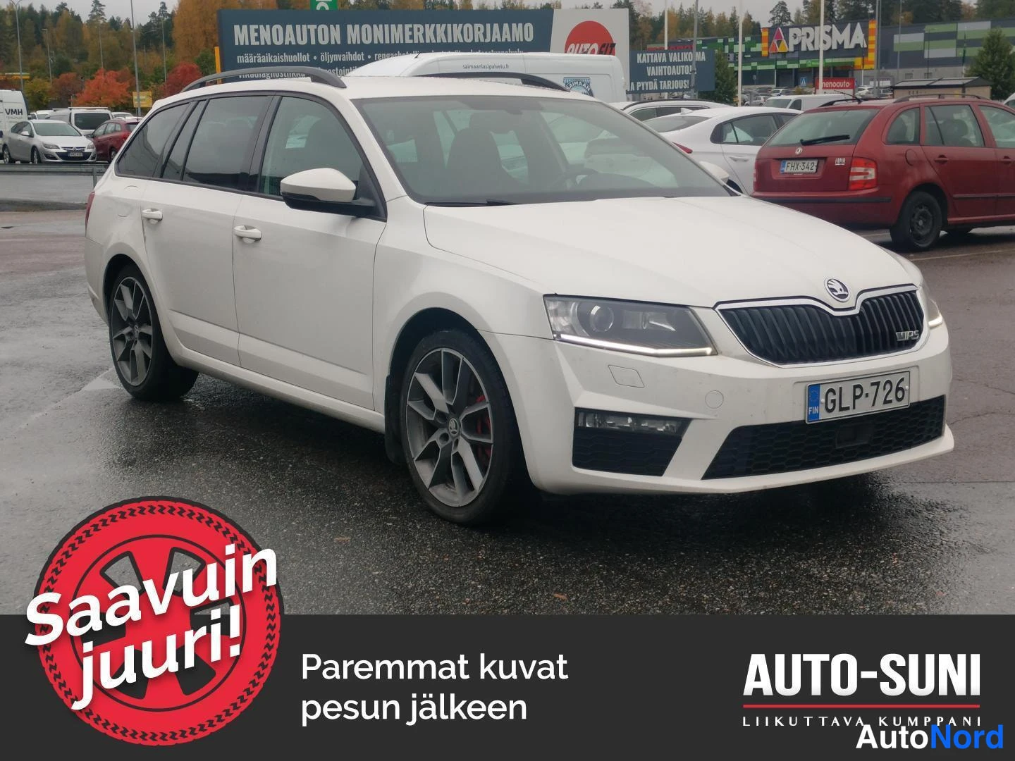 Etuviisto, nokka oikealle: Valkoinen Skoda-farmuri kuvattuna edestä oikealta; keula ja vasen kylki näkyvissä, rekisterikilpi.