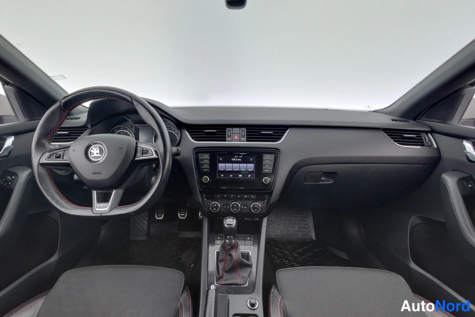Valkoinen Skoda Octavia 2015, kuva 9